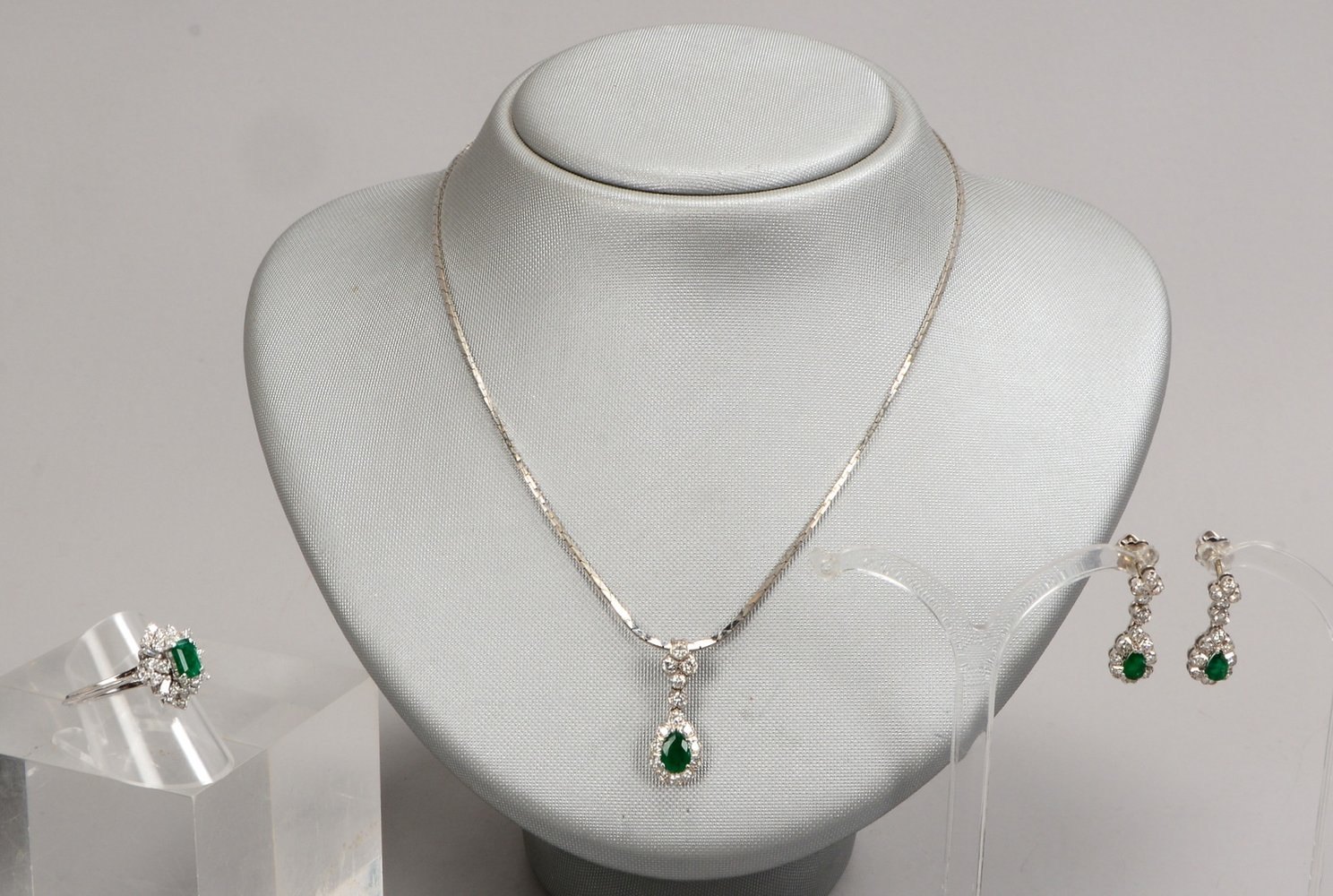 Schmuckset, 18 kt WG, mit Smaragdbesatz und Diamanten, 3-tlg.