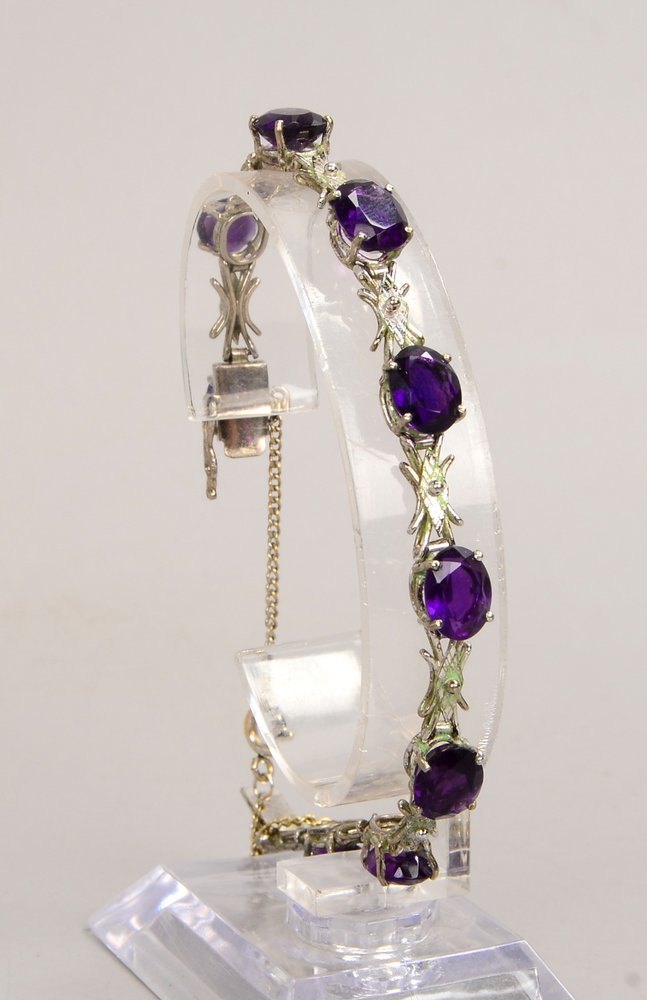 Armband, 750 WG (gest.), mit 9x ovalen Amethysten, mit Steckschließe/Sicherheitsk.