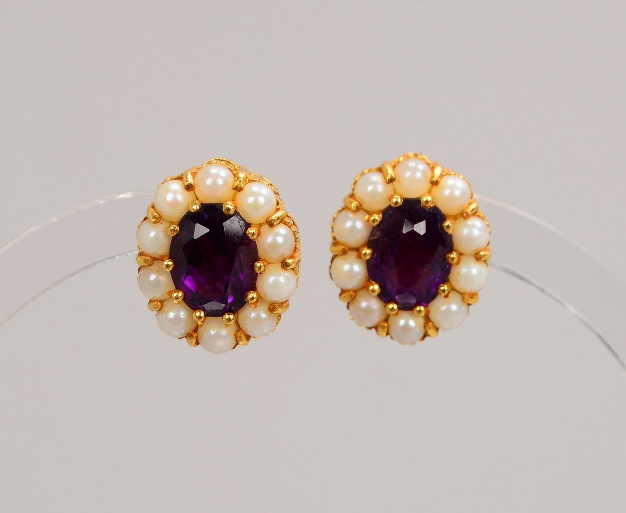 Paar Ohrstecker, 750 GG (gepr.), mit Amethyst und Saatperlen; Maße 11 x 13 mm