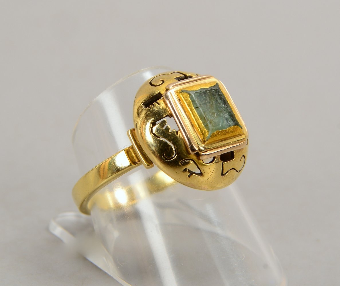 Ring, 585 GG (gest.), mit grünem Edelsteinbesatz; RG 58, Gew. 6,10 g