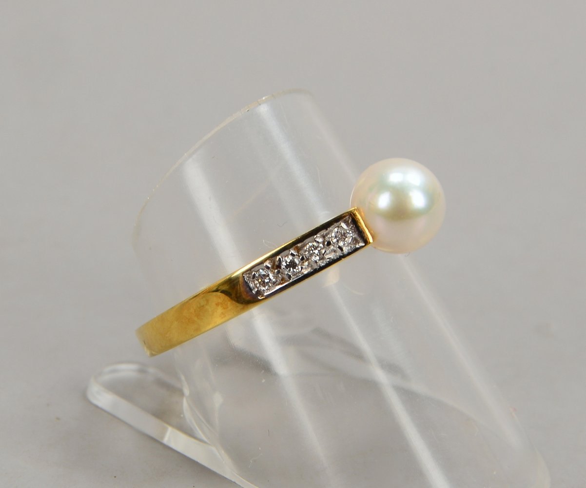 Ring, 585 GG (gest.), mit einzelner Perle und 8-fachem Diamantbesatz; RG 57, Gew. 4,50 g