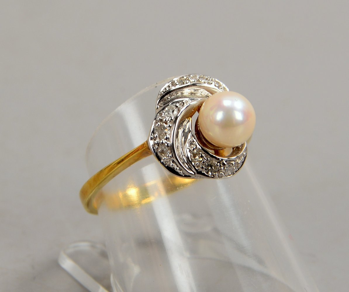 Ring, 585 GG/WG (gest.), mit einzelner Perle und 9x kl. Diamanten; RG 56, Gew. 3,50 g