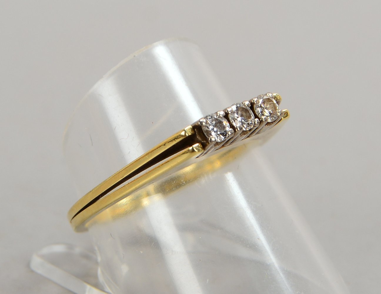 Ring, 585 GG (gestempelt), besetzt mit 3x kleinen Brillanten; RG 58, Gewicht 3,60 g