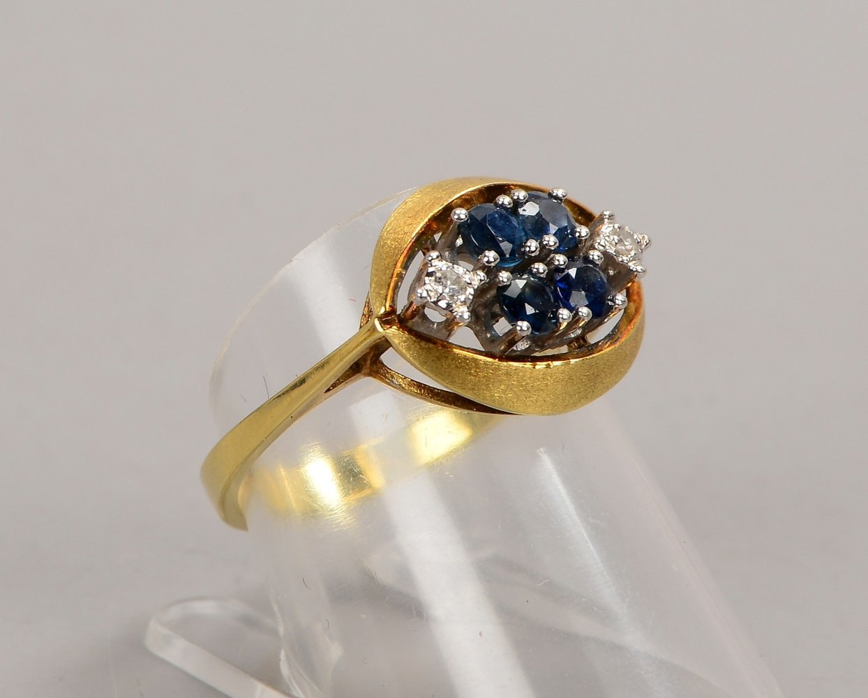 Ring, 585 GG (gest.), mit 4-fachem Saphirbesatz und 2x Diamanten; RG 56, Gew. 4,10 g