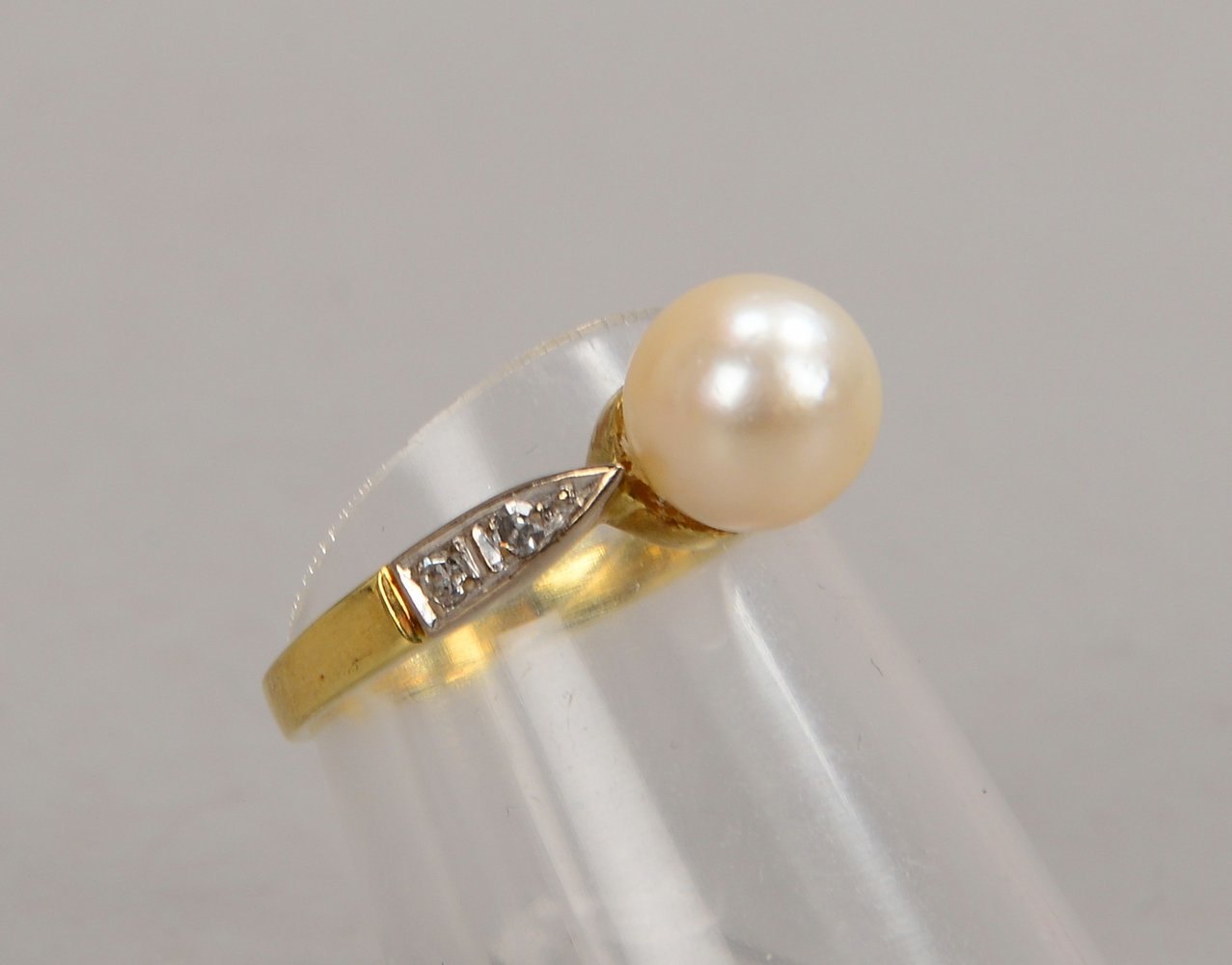 Ring, 585 GG (gest.), mit einzelner Perle und 4-fachem Diamantbesatz; RG 50, Gew. 2,50 g