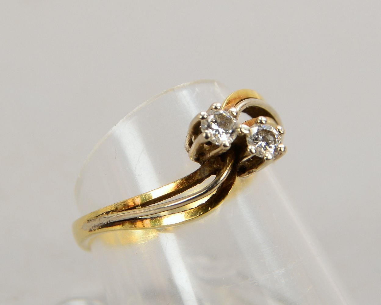 Ring, 585 GG (gest.), mit 2-fachem Brillantbesatz/zus. 0,20 ct; RG 55, Gew. 3,10 g
