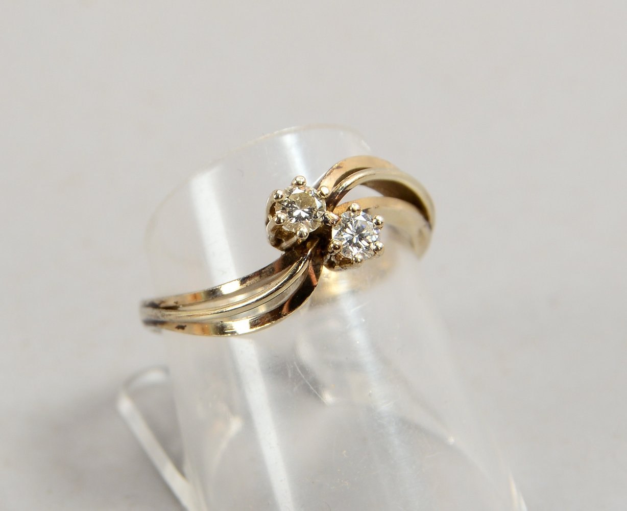 Ring, 585 WG/GG (gest.), mit 2-fachem Brillantbesatz/zus. 0,23 ct; RG 56, Gew. 3,20 g