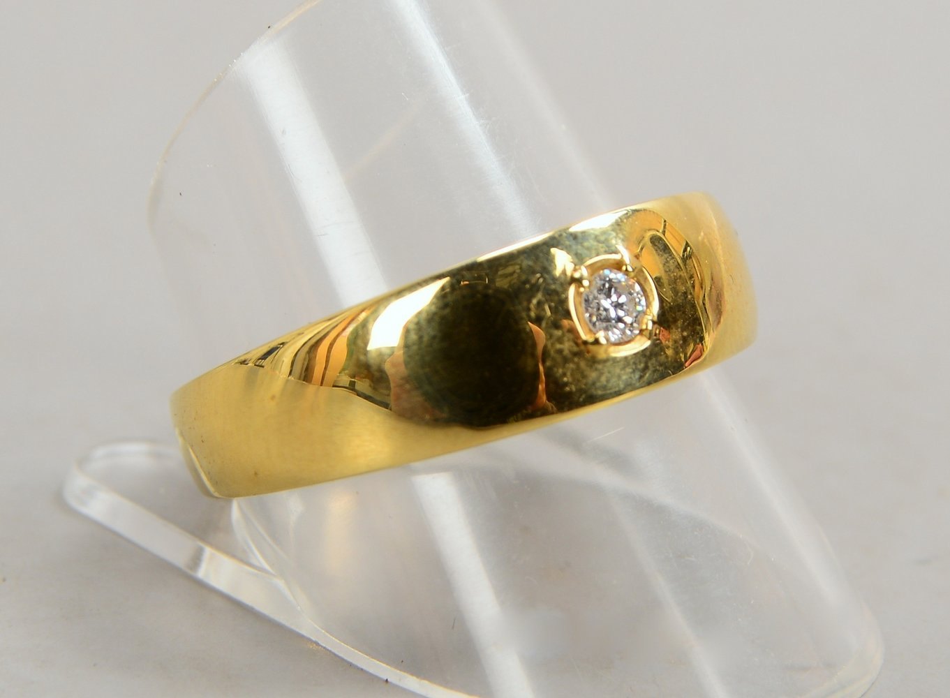 Ring, 585 GG (gest.), mit einzelnem kl. Brillant von ca. 0,07 ct; RG 62, Gew. 4,50 g