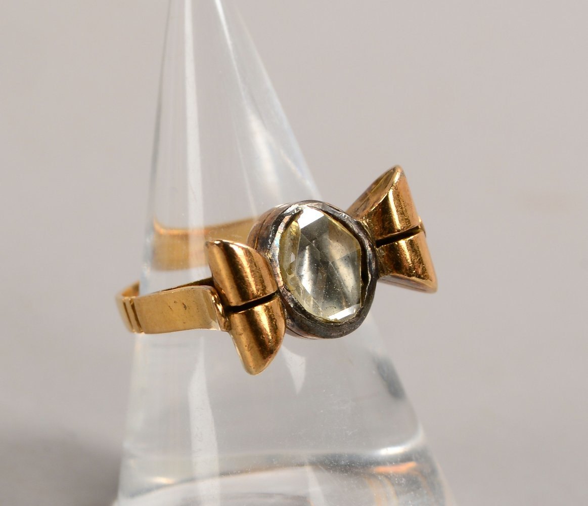 Ring, 585 GG (gepr.), mit einzelnem Diamant im Fantasieschliff; RG 47/48, Gew. 3,10 g