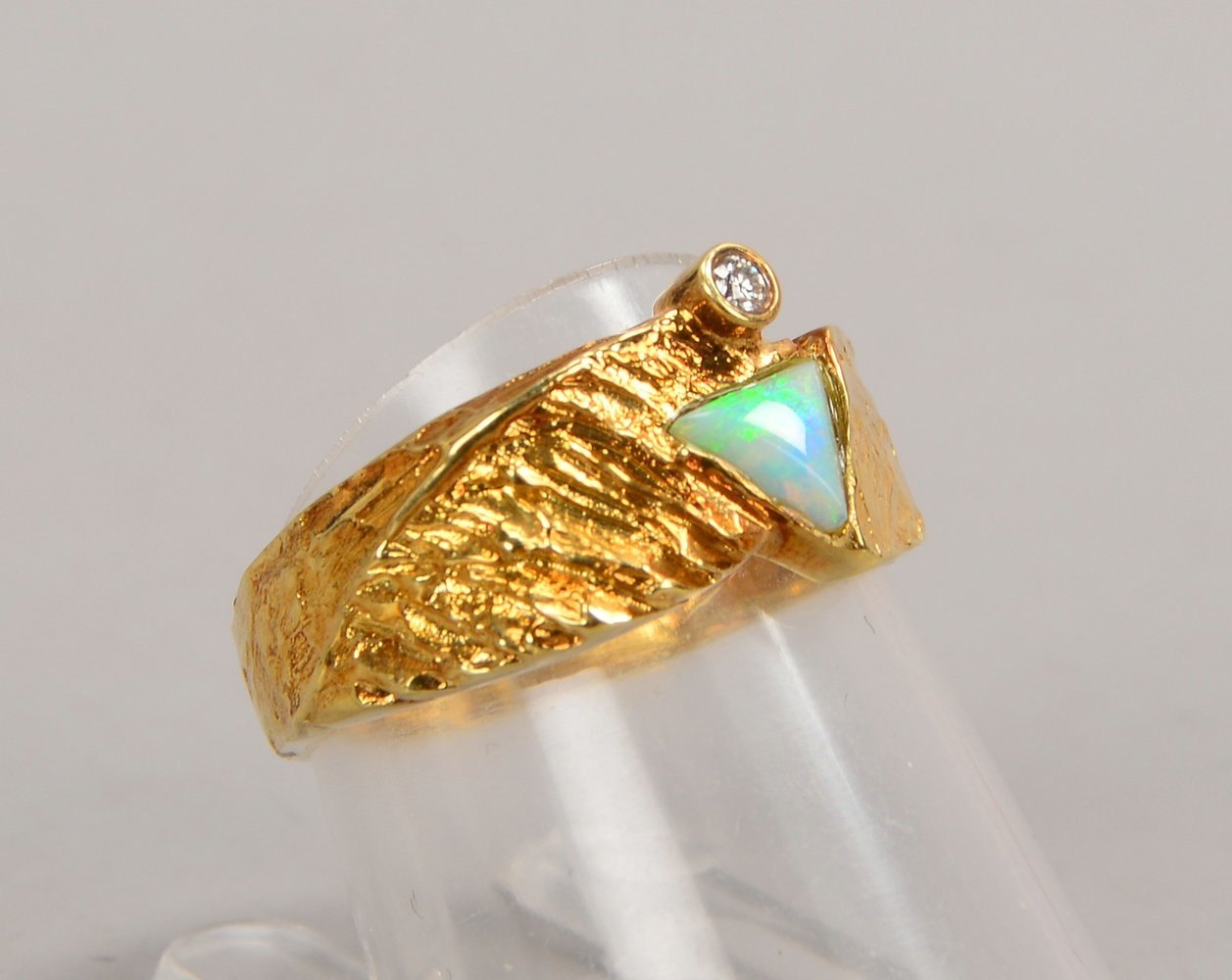 Ring, 585 GG (gest.), besetzt mit Opal und kl. Brillant von 0,025 ct; RG 54, Gew. 4,40 g