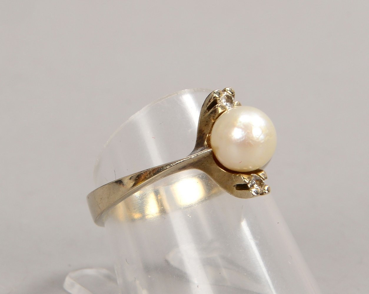 Ring, 585 WG (gest.), mit einzelner Perle und 2x kl. Brillanten; RG 55, Gew. 3,60 g