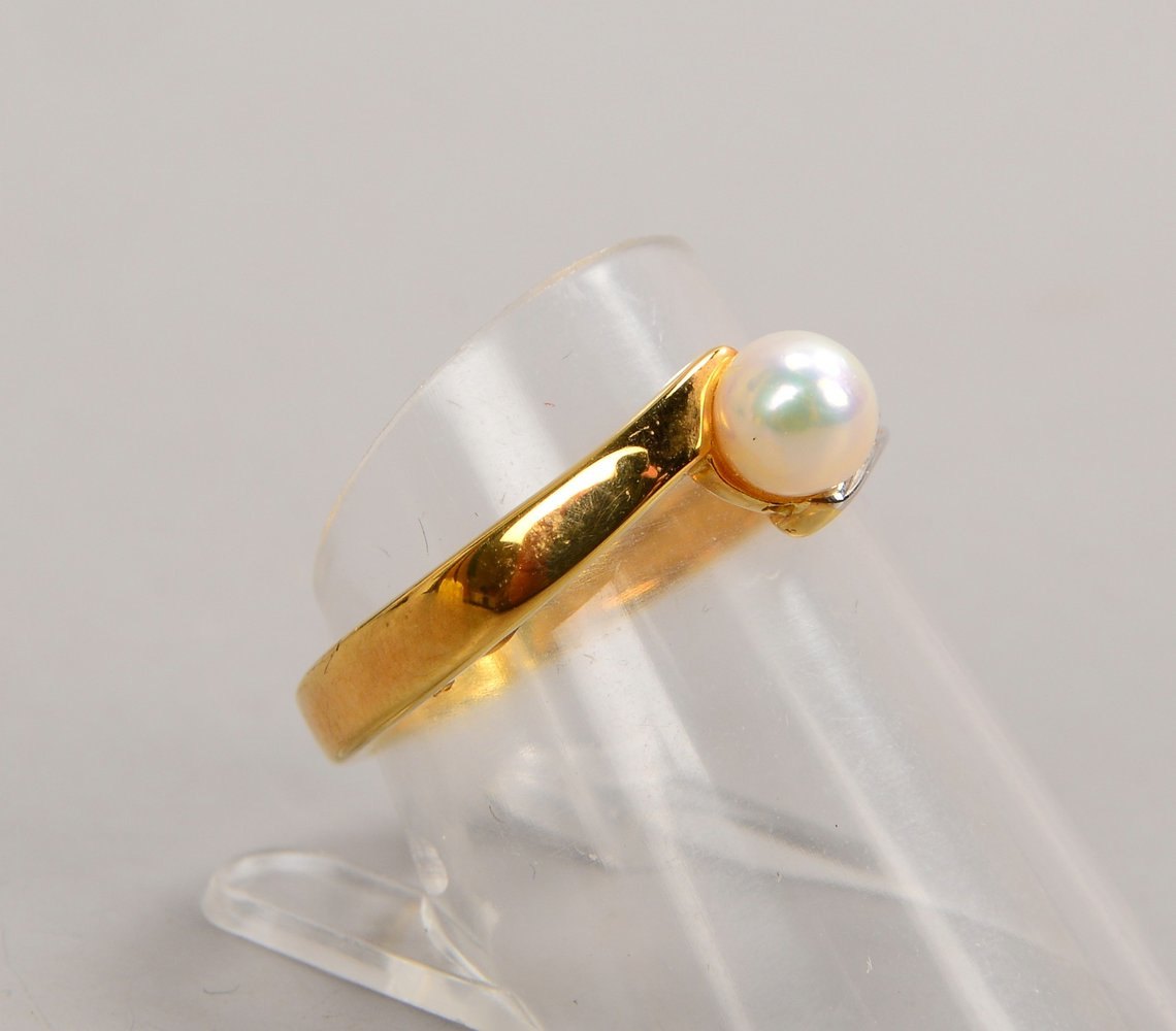 Ring, 585 WG (gest.), mit einzelner Perle und 4x kl. Diamanten; RG 56, Gew. 3,10 g