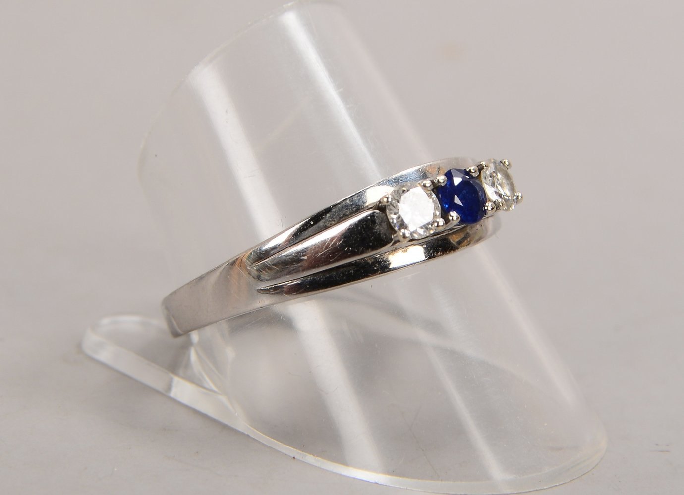 Ring, 585 WG (gest.), besetzt mit einzelnem Saphir und 2x Brillanten; RG 61, Gew. 3,30 g
