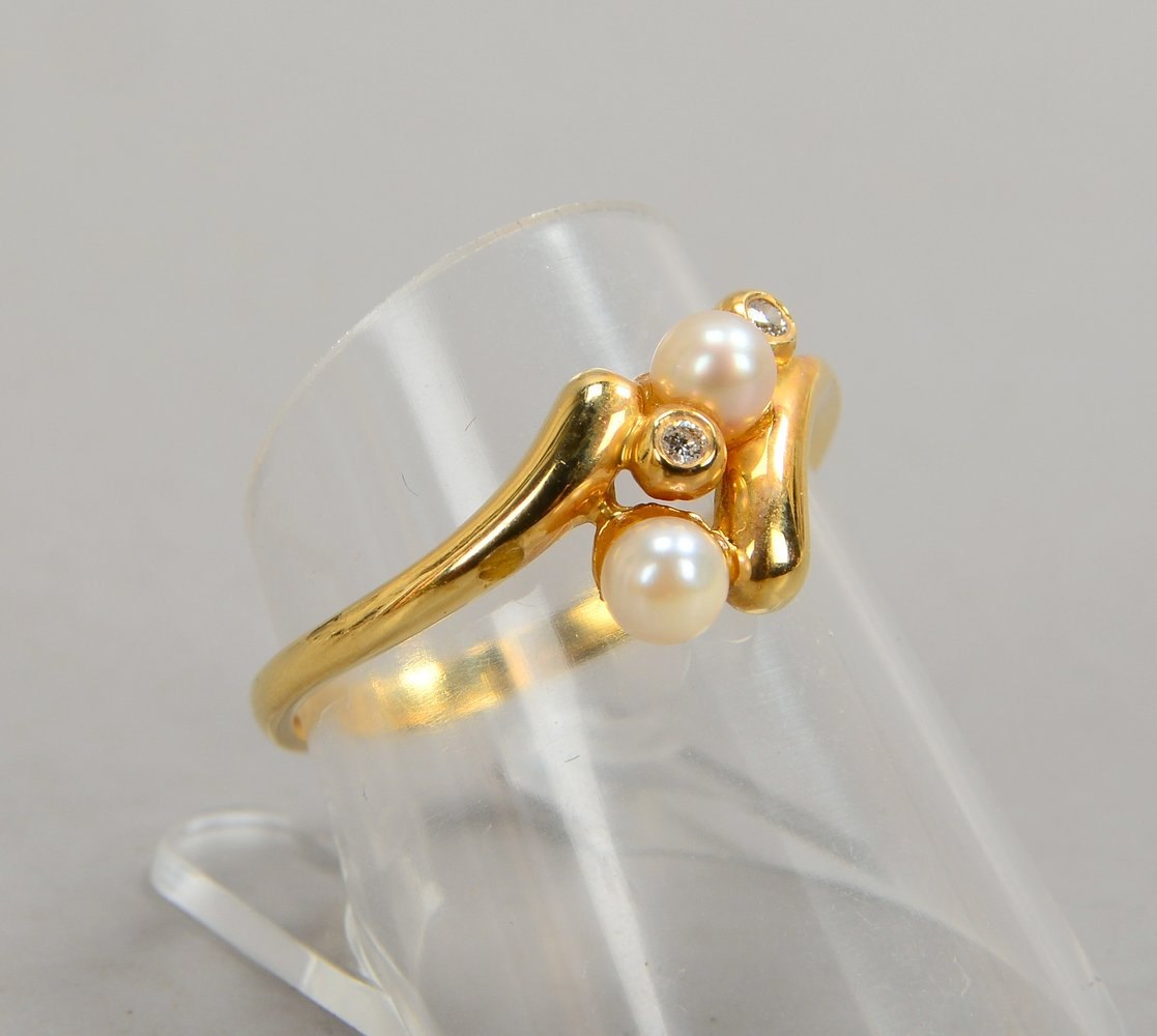 Ring, 585 GG (gest.), mit 2x Perlen und 2x kl. Brill./zus. 0,03 ct; RG 57, Gew. 2,50 g