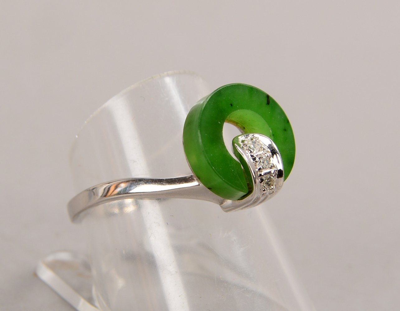 Ring, 585 WG (gest.), besetzt mit Jade und Diamanten; RG 55, Gew. 3,30 g