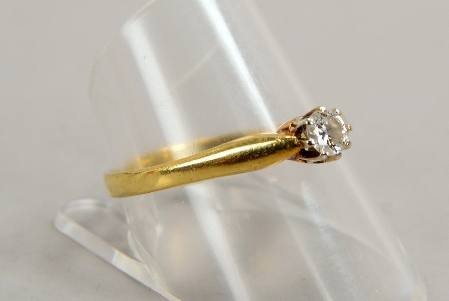 Ring, 585 GG (gest.), besetzt mit kleinen Brillanten/zus. ca. 0,20 ct; RG 60, Gew. 2,40 g