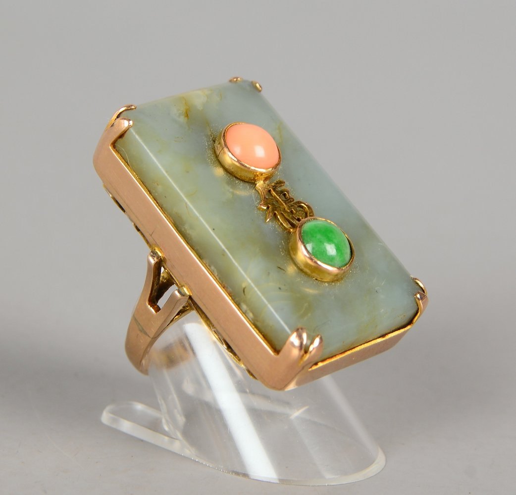 Ring, 585 GG (gest.), Jadeplatte mit Koralle/Malachit und chin. Kalligrafie