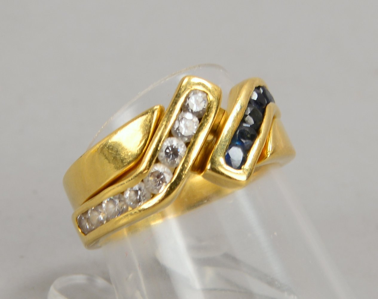 Ring, 750 GG, 2x ineinander verschlungen, mit Saphir und Zirkonen; RG 55