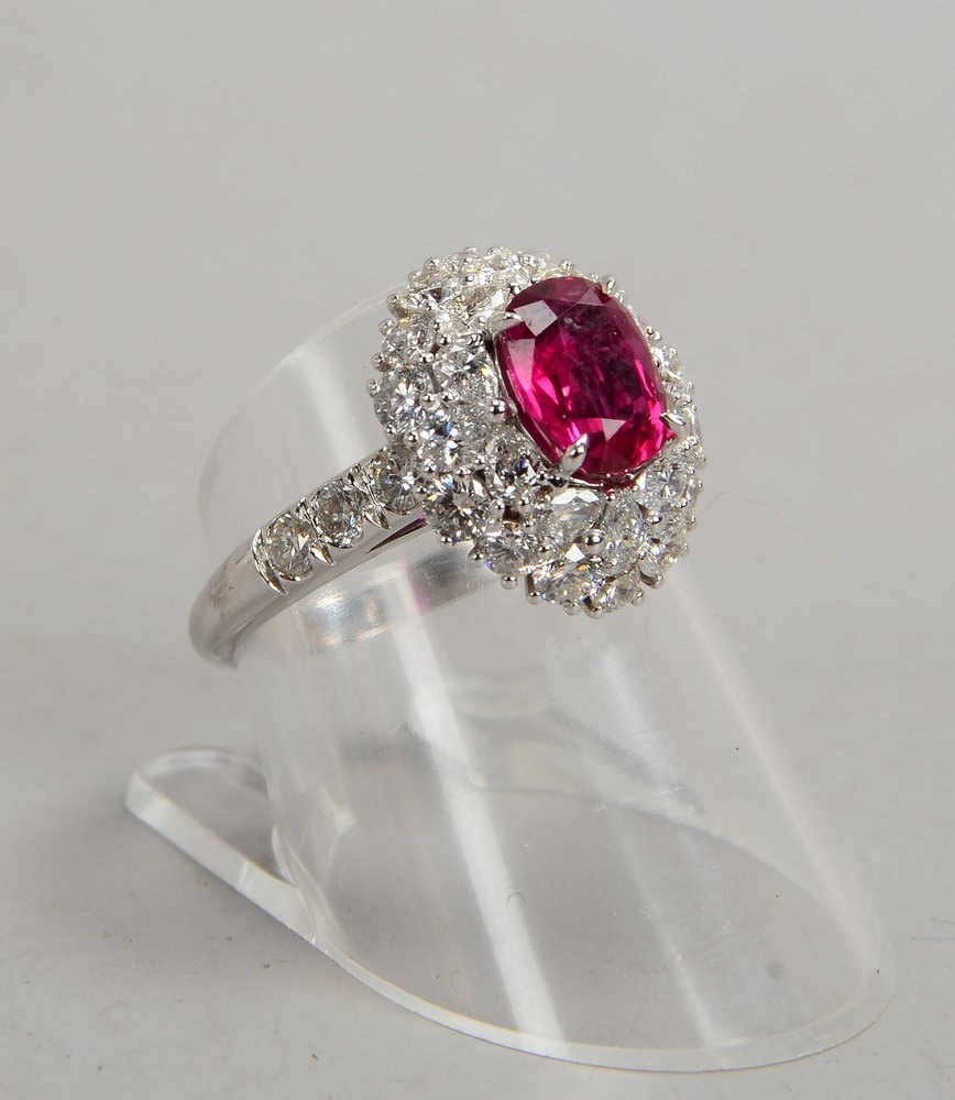 Ring, 750 WG (gest.), mit natürl. Rubin/ca. 1,59 ct, und Diamanten/Brill. von ca. 1,70 ct