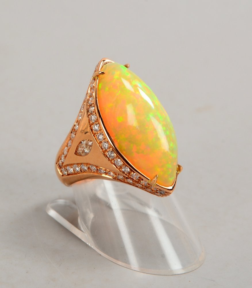 Ring, 750 GG (gest.), mit Opalcabochon/ca. 10,15 ct, und Diamanten/ca. 1,63 ct