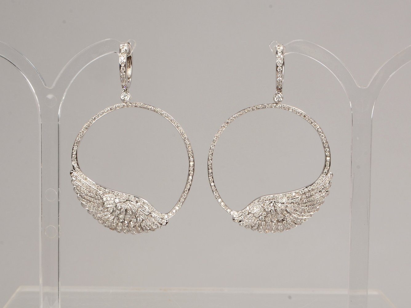 Paar Ohrstecker, 750 WG (gest.), Ringform/'Schwanenflügel', mit Diam./ca. 2,63 ct