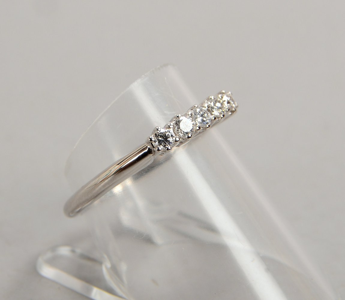 Ring, 750 WG (gest.), mit 5x Brillanten/0,25 ct, F-Vsi; RG 55, Gew. 2,83 g