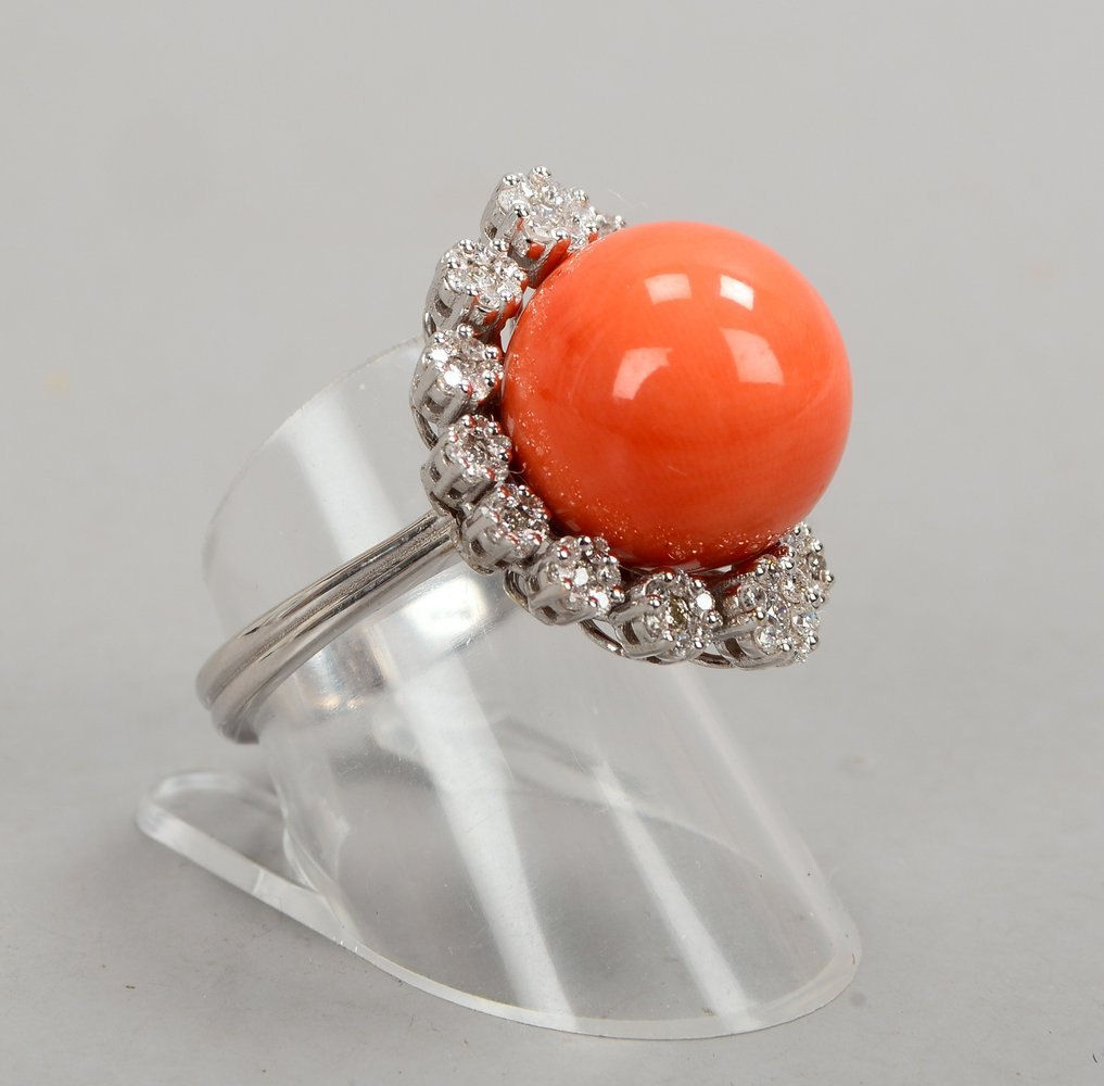 Ring, 750 WG (gest.), mit Korallencabochon und Diamanten/zus. ca. 0,85 ct