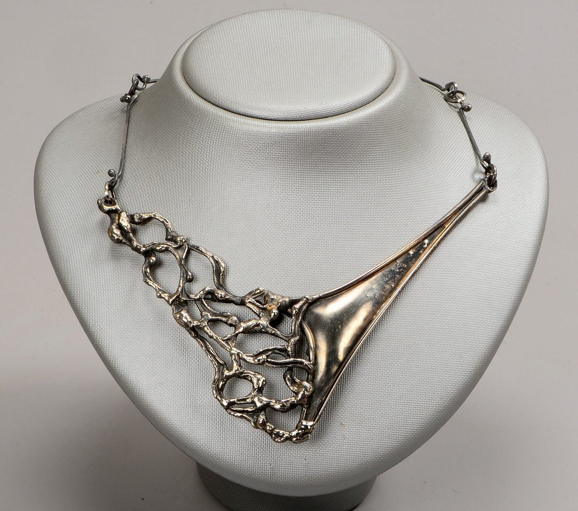 Collier, Silber, Mittelteil partiell durchbrochen gearbeitet; Länge 65 cm, Gew. 39 g