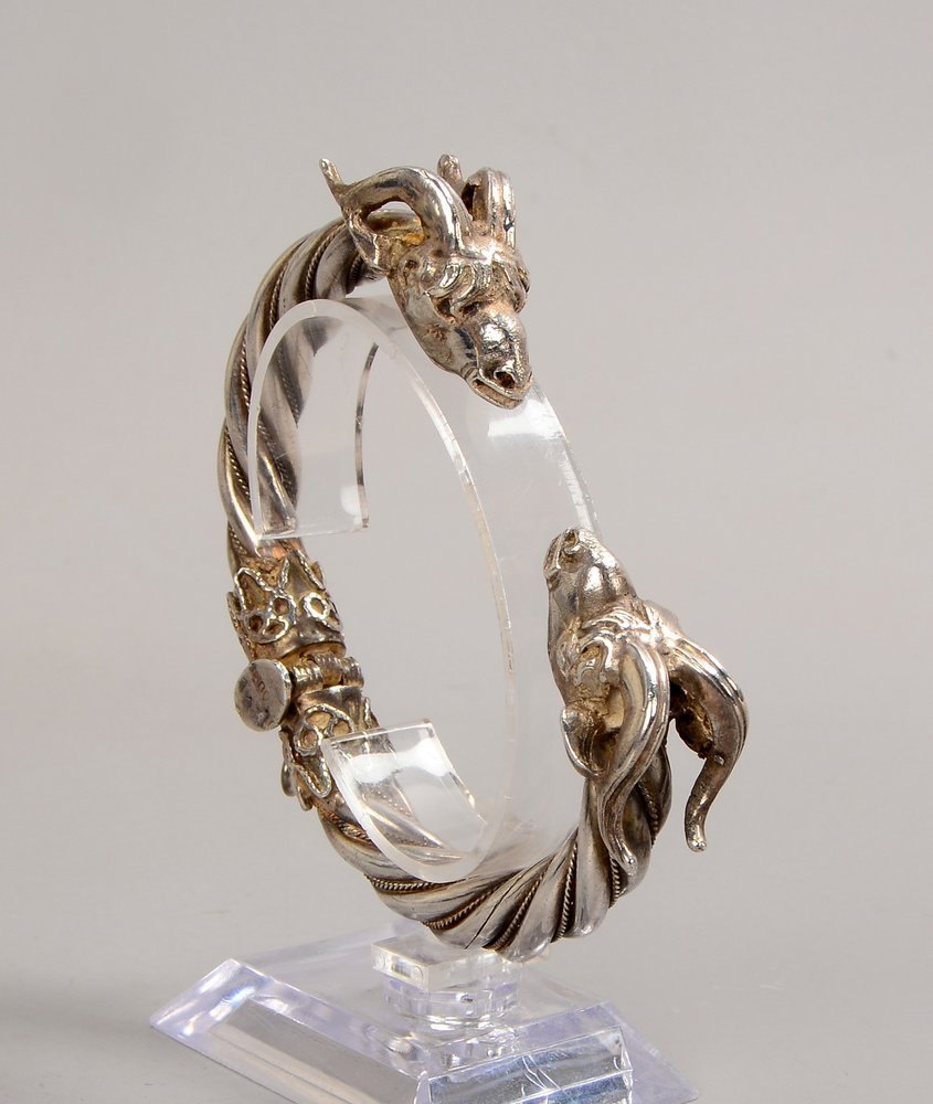 Figürl. Armreif, 900 Silber, 2x 'Widderköpfe', mittig scharniert; Gew. 81 g