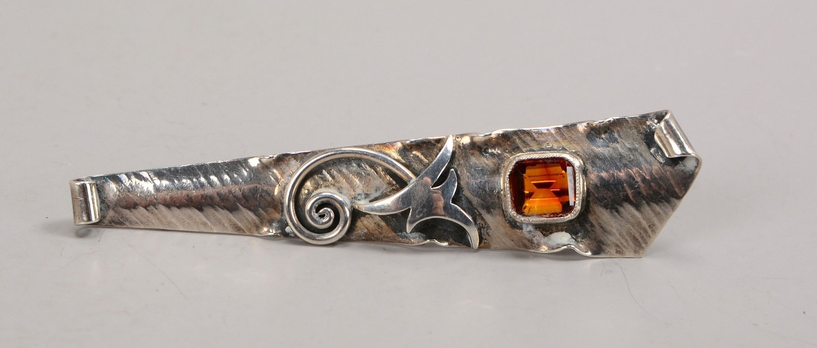 Brosche (Art déco), 900 Silber, besetzt mit Mandarinstein(?); Länge 7 cm, Gew. 7 g - im Etui