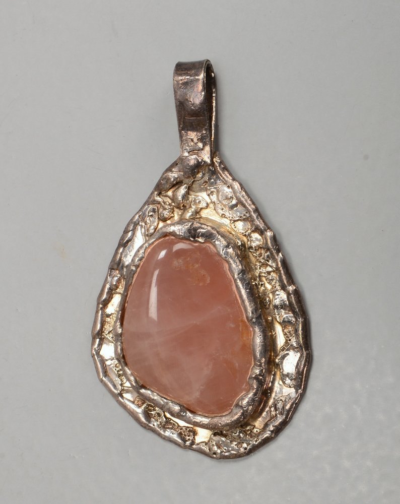 Walter Arnesen, Anhänger, Silber, besetzt mit Rosenquarz; Länge 8,5 cm, Gew. 66 g