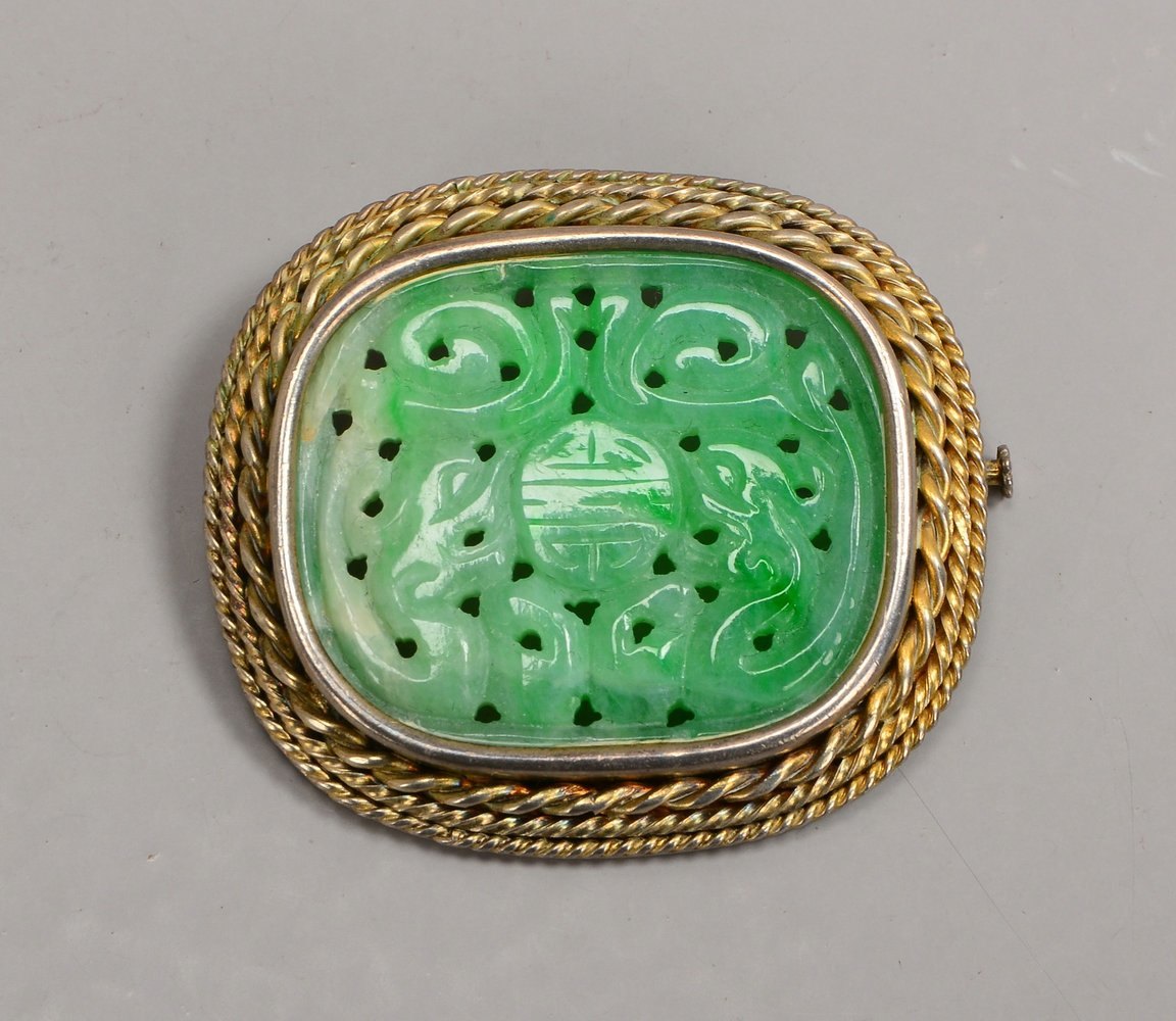 Brosche/Anhänger, Metallfassung, mit durchbrochener Jadeplatte; Maße 4 x 4,5 cm