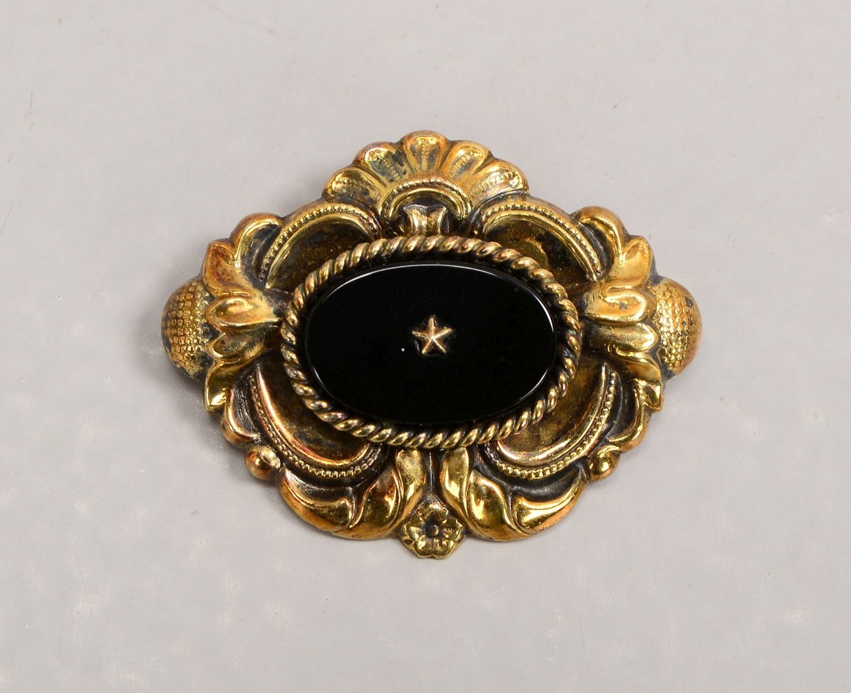 Brosche (Biedermeier), Schaumgold, mit Onyxbesatz; Maße 3 x 3,8 cm