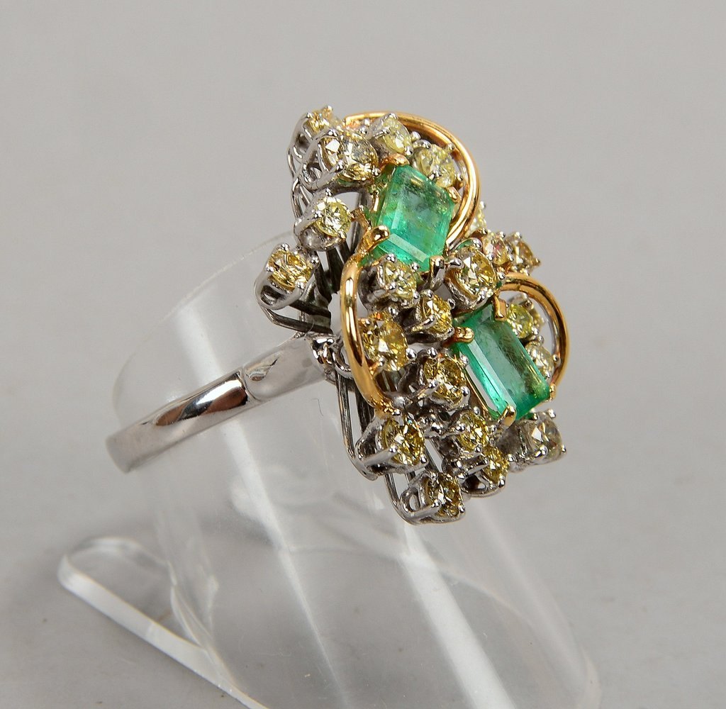Ring, 585 GG/WG (gest.), 2x Smaragde/ca. 0,96 ct, und 22x Brill./ca. 1,50 ct
