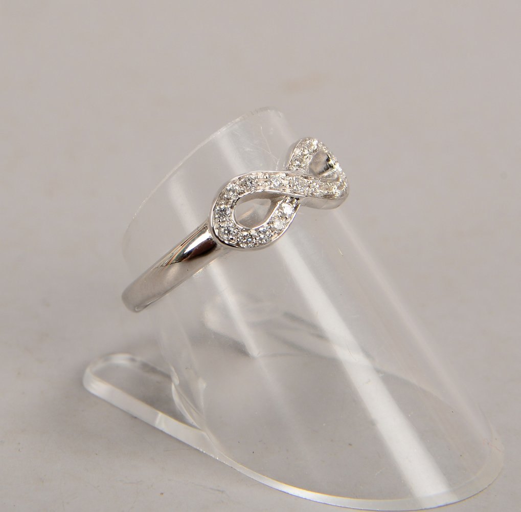 Ring, 750 WG (gest.), Schleifenform, mit 18x Brillanten/zus. ca. 0,18 ct; RG 55