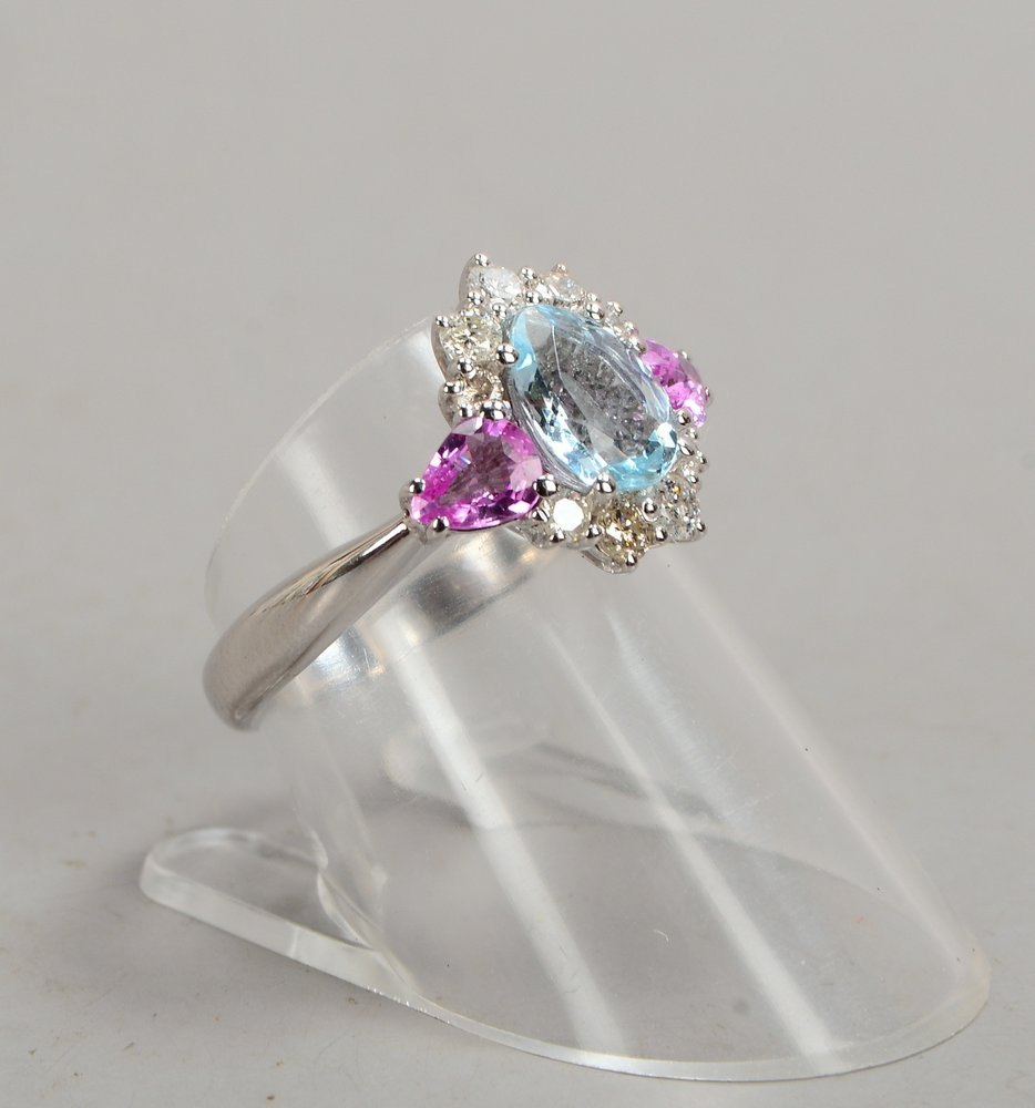 Ring, 585 WG (gest.), mit Aquamarin/0,90 ct, 2x Saphiren/0,69 ct, und 9x Brill./0,40 ct