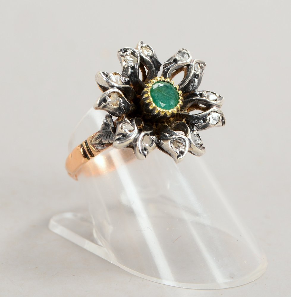 Ring, 12 kt Gold/Silber, mit Smaragd und 12x Diamantrosen; Ringkopf Ø 18 mm