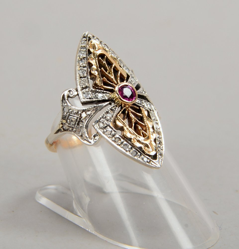 Ring (Art déco-Stil), 585 GG/Silber, mit Rubinen und Diamanten; Länge RK 26 mm