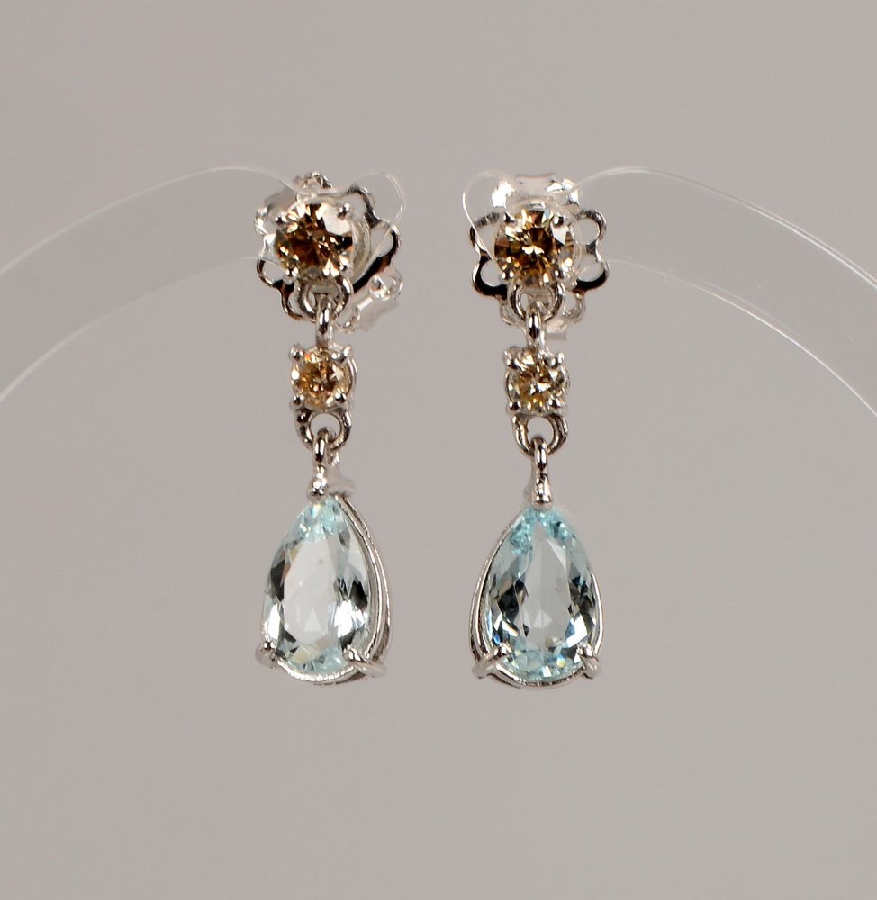 Paar Ohrstecker, 585 WG (gest), jew. mit Aquamarin/ca. 1,50 ct und 2x Brill./ca. 0,46 ct