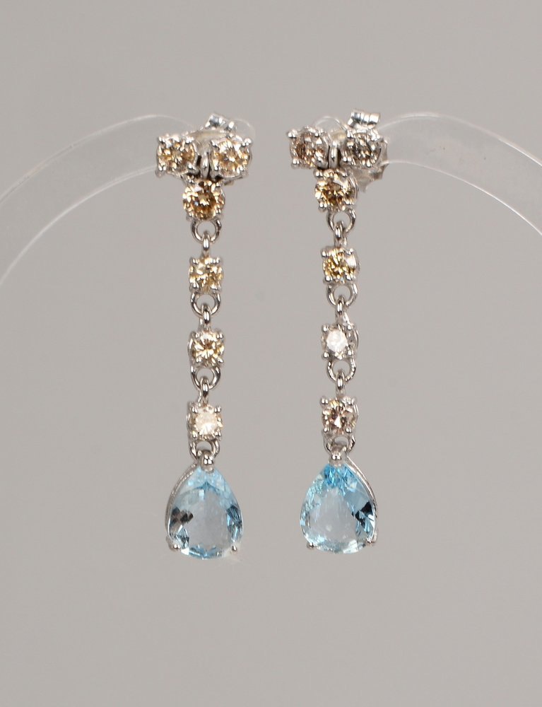 Paar Ohrstecker, 585 WG (gest), jeweils mit Aquamarin und 6x Brill./ca. 1,27 ct