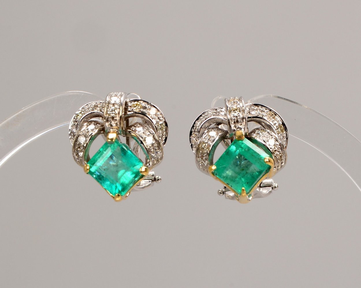 Paar Ohrstecker, 585 WG (gest.), mit Smaragden/Diamanten, mit Clipschließe; Gew. 6 g