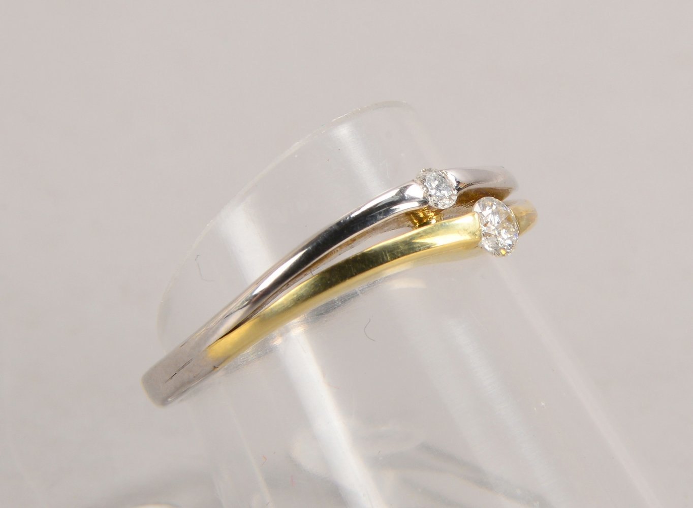 Ring, 585 GG/WG (gest.), mit 2-fachem Brillantbes./zus. 0,13 ct; RG 55, Gew. 2,40 g