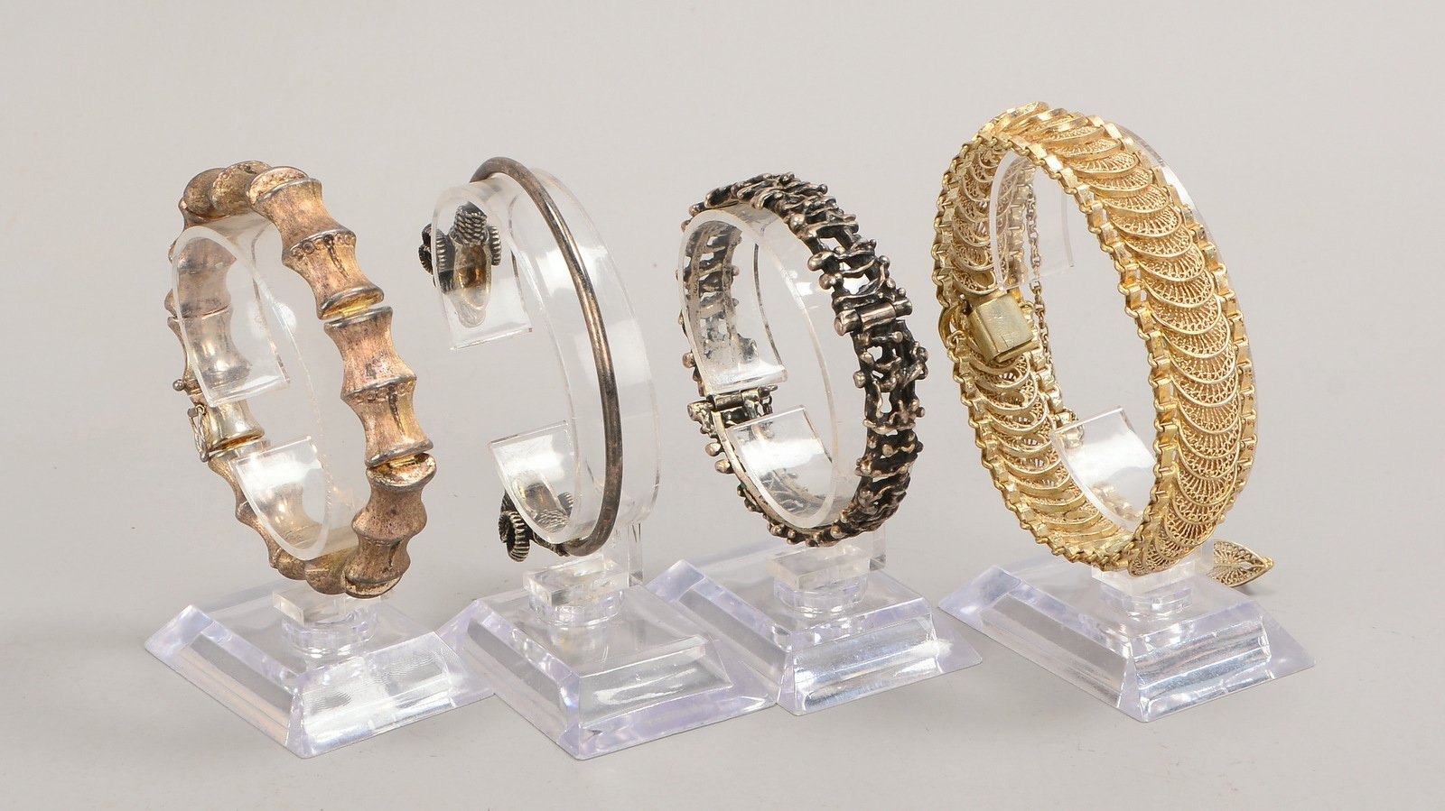 Armschmuck-Konvolut, Silber, versch. Ausführungen: 3x Armbänder/1 Spange