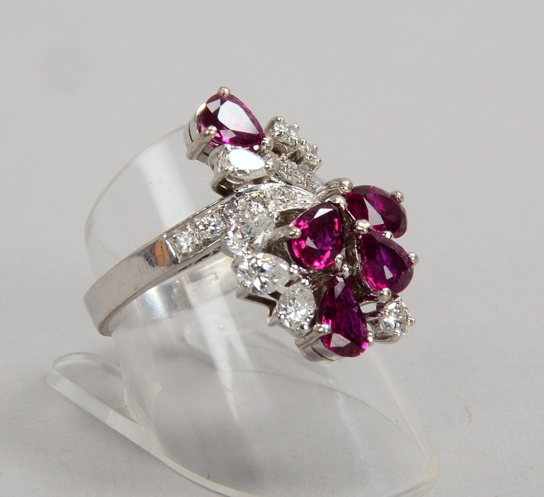 Ring, 585 WG (gest.), mit 5x nat. Rubinen und 18x Diam./zus. ca. 0,87 ct; Gew. 7,69 g