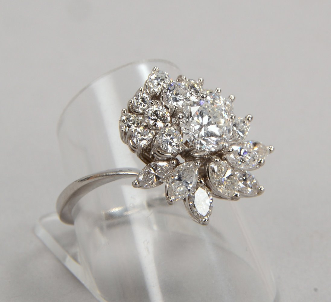Ring, Platin (gest.), mit 10x Brill./zus. ca. 1,26 ct, sowie 9x Diam./zus. ca. 0,86 ct; Gew. 8,21 g