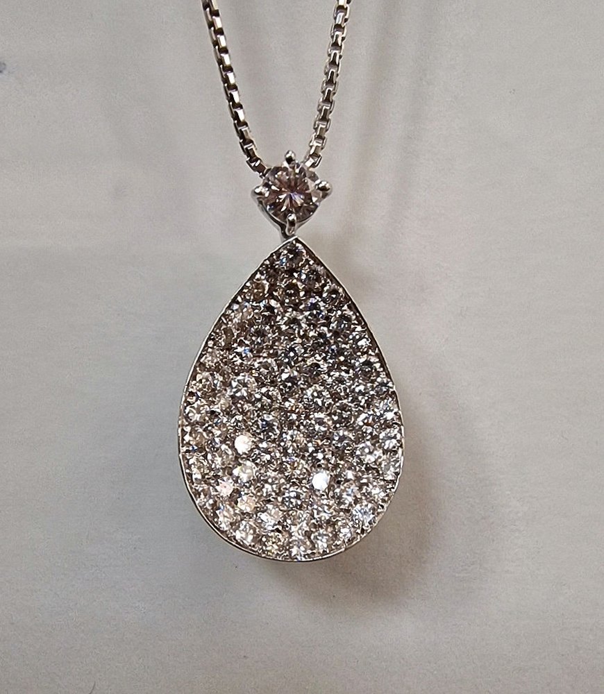 Kette mit Anhänger, 750 WG (gest.), Anh. mit 80x Brill./zus. ca. 2 ct; Gew. 8,21 g