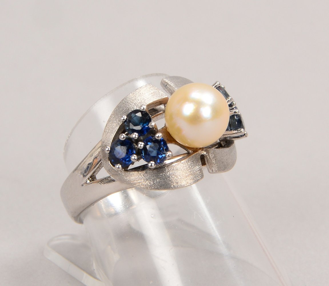 Ring, 585 WG (gest.), mit einzelner Perle und 6x Saphiren; RG 58, Gew. 6,34 g