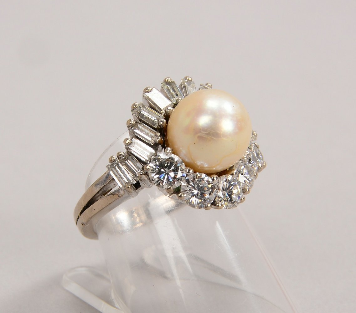 Ring, 585 WG, mit Akoya-Perle, 6x Brill. und 12x Diam./zus. ca. 2,06 ct; Gew. 10,36 g