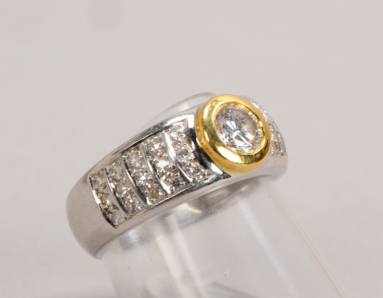 Ring, 750 GG/WG (gest.), mit zentr. Brill./ca. 0,51 ct, Vsi, Weiß - H, sowie 30x Diam.
