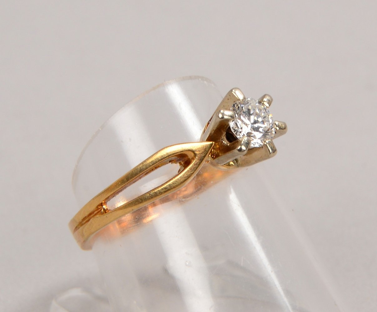 Ring, 585 GG (gest.), mit Brill. von 0,24 ct, Farbe Weiß, Vsi; RG 55, Gew. 3,21 g